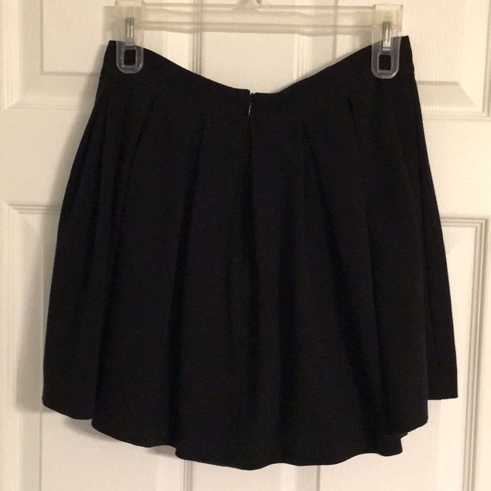 Black pleated mini skirt - Picture 2 of 6